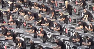 Copertina di Milano, la protesta dei lavoratori dello spettacolo è impressionante: vestititi di nero portano 500 bauli vuoti in piazza Duomo