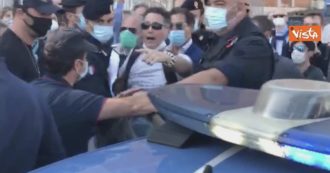 Roma, sovranisti e No mask contro la “dittatura sanitaria”. La polizia allontana un manifestante, la piazza insorge