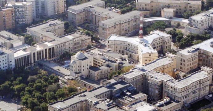 Festa in ospedale a Bari senza mascherine, poi postano le foto sui social: provvedimenti disciplinari per 12 medici e 8 infermieri