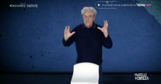 Copertina di Crozza nei panni del nuovo personaggio, il fisico teorico Carlo Rovelli, alle prese con la fisica quantistica: “Mi date uno sgabello che non esiste?”