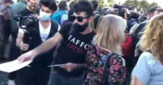 Roma, alla manifestazione No Mask un ragazzo distribuisce volantini delle onoranze funebri Taffo. La reazione dei dimostranti