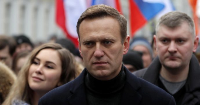 Navalny arrestato appena atterrato a Mosca 5 mesi dopo l’avvelenamento: “E’ casa mia, non ho paura”. Biden e vertici Ue: “Va scarcerato”