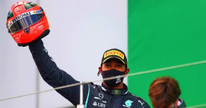F1, Gp dell’Eifel: Hamilton come Schumacher, al Nürburgring eguagliato il record di vittorie. E riceve il casco di Michael dal figlio Mick