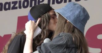 Copertina di Ddl Zan, le lacrime e il bacio di Martina ed Erika contro l’omotransfobia. Leggono gli insulti che ricevono: “Questa non è libertà di pensiero”