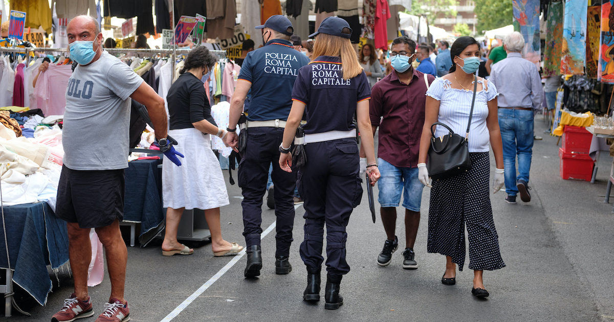 Coronavirus, gli anestesisti: “Rianimazioni a rischio in 10 Regioni”. Speranza: “Coprifuoco? Lavoriamo per misure ponderate”. I medici di base ai cittadini: “Valutate auto-lockdown”