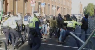 Copertina di Dublino, scontri tra manifestanti a favore e contrari alle nuove norme sanitarie. La polizia interviene per sedare i tafferugli