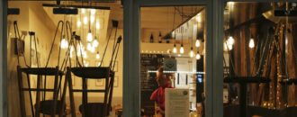 Copertina di Coronavirus, barista abbassa la mascherina per fumare fuori dal locale: multa di 400 euro