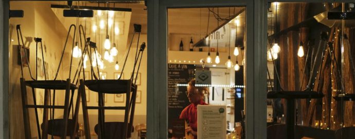 Coronavirus, barista abbassa la mascherina per fumare fuori dal locale: multa di 400 euro