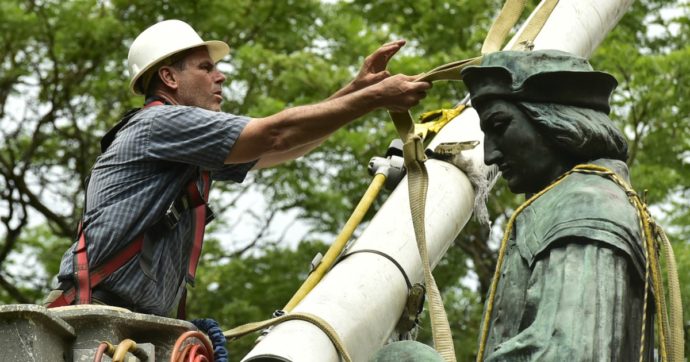 Negli Stati Uniti il Columbus Day cancellato in molte città a causa del Covid e delle proteste Black Lives Matter: rimosse 35 statue