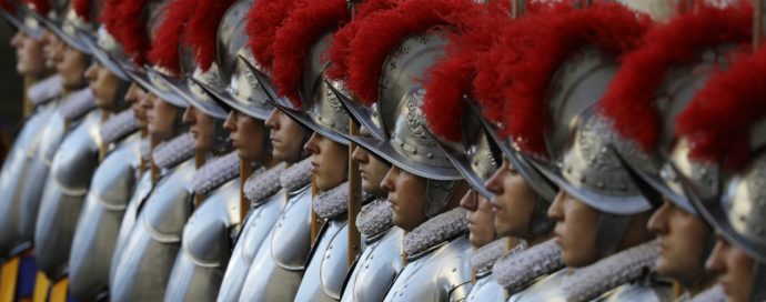 Coronavirus, quattro guardie svizzere positive in Vaticano: in arrivo il divieto di congedo per tutto il corpo