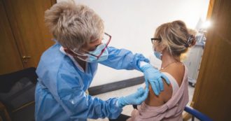 Copertina di Vaccini: a Big Pharma  i miliardi, ai governi rischi e risarcimenti