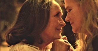 Copertina di Due di Filippo Meneghetti, il film sull’amore lesbico nella terza età che lascia senza fiato. Il trailer in esclusiva