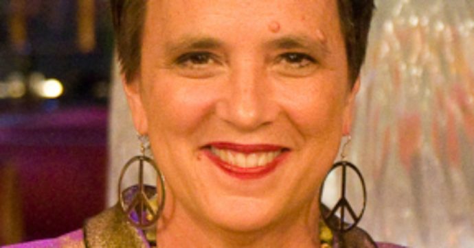 Eve Ensler e le parole commosse alle femministe italiane: ‘Tendiamo al massimo il nostro arco’