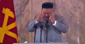 Copertina di Kim Jong-un si commuove durante il discorso pubblico: “Ho fatto degli errori”. Il video