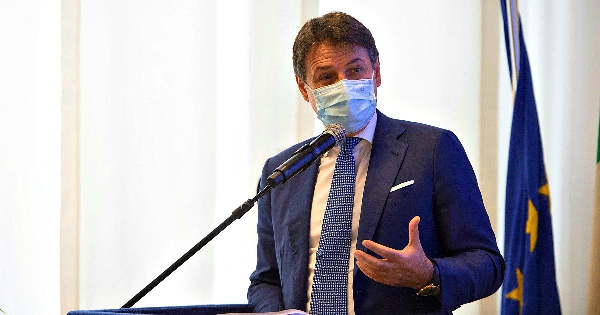 Le nuove misure del governo per contenere i contagi: alle 21.30 la conferenza stampa di Conte. Si cerca l’accordo sull’orario “flessibile” per le scuole superiori
