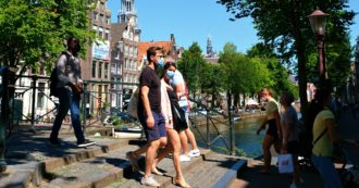 Copertina di Amsterdam pronta a vietare cannabis coffee shop ai turisti: “Devono venire qui per le bellezze artistiche, non per i bar”