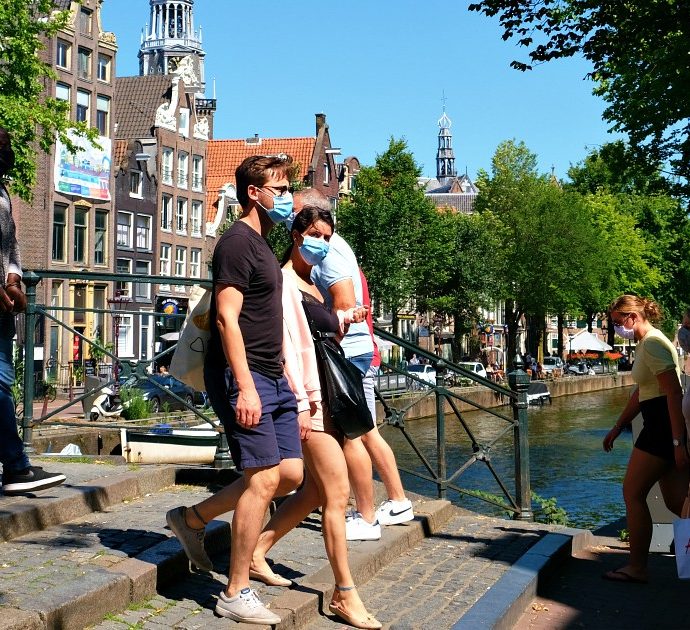Amsterdam pronta a vietare cannabis coffee shop ai turisti: “Devono venire qui per le bellezze artistiche, non per i bar”
