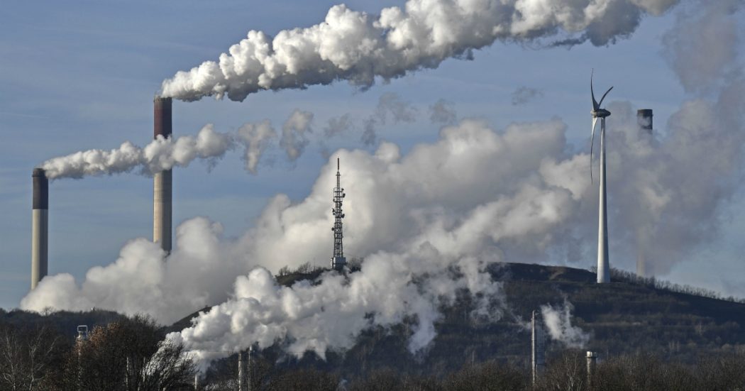 Clima, cosa c’è dietro lo stop del Parlamento Ue alla riforma contro chi inquina gratis. Le pressioni delle lobby e quei 40 incontri con il relatore del Ppe