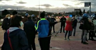 Copertina di Covid, 60 positivi su 72 al centro di accoglienza di Sassari: scoppia la protesta tra i migranti