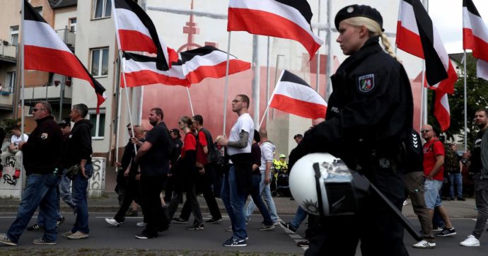 Copertina di QAnon, nuova musa neonazi. Il “complotto” anti-tedesco