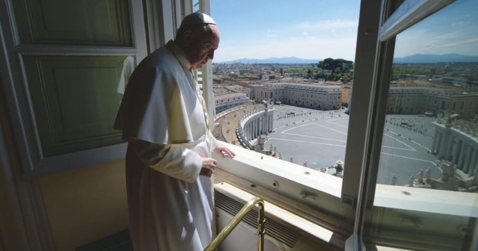 Copertina di “Eretico e comunista”: destra, Rep e Corsera scomunicano il Papa