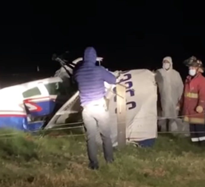 Piccolo aereo precipita con quattro passeggeri a bordo: unico sopravvissuto un neonato di nome Martin