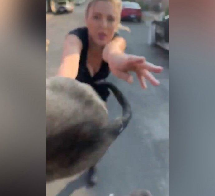 Donna aggredisce ragazzo di colore in strada e gli lancia contro un cucciolo di cane: lui decide di adottarlo. Il video