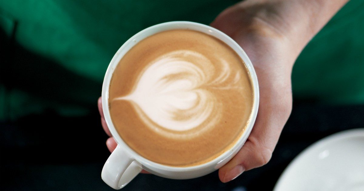 “Ho pagato 8 euro per un cappuccino e un cornetto”: lo sfogo di una cliente per il “prezzo eccessivo” della sua colazione