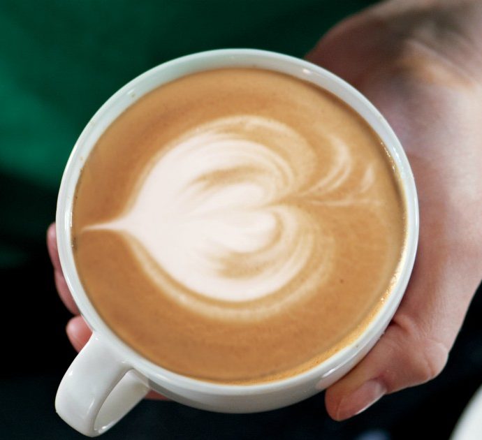 “Ho pagato 8 euro per un cappuccino e un cornetto”: lo sfogo di una cliente per il “prezzo eccessivo” della sua colazione