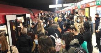 A Milano record di positivi, ma sui mezzi pubblici si sta sempre più stretti: le foto sui social – GUARDA LA GALLERY