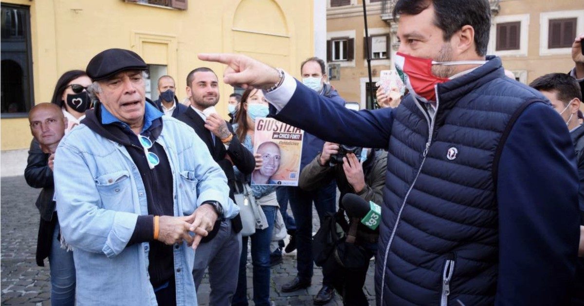 Enrico Montesano in piazza con Salvini senza mascherina, poi litiga con la polizia: “Se mi obbligate a metterla vi denuncio”