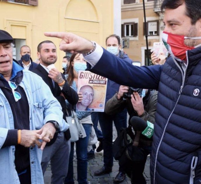 Enrico Montesano in piazza con Salvini senza mascherina, poi litiga con la polizia: “Se mi obbligate a metterla vi denuncio”