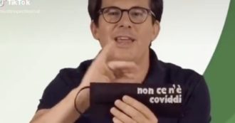 Copertina di Giovanni Mucciaccia e la mascherina ‘fai dai te’ con la scritta “non ce n’è coviddi”: scoppia la polemica