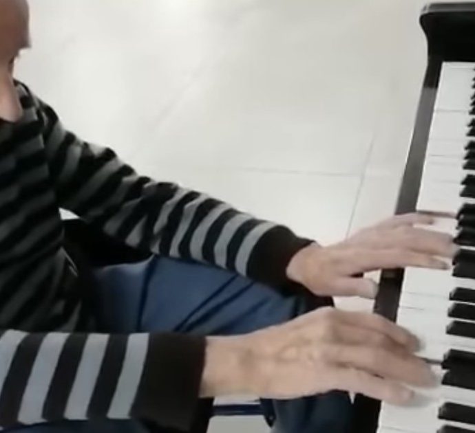 Alla residenza per anziani torinese arriva il pianoforte, la reazione del signor Renato è commovente: “Posso toccarlo?”