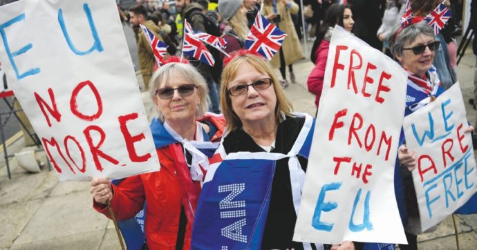 Copertina di Brexit, BoJo alle strette cerca la vittoria simbolica