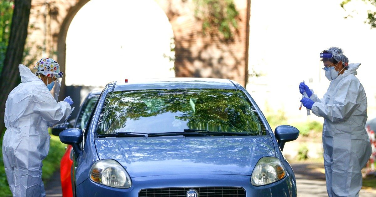 Liguria: alti tassi di positività, tempi lunghi, tracciamento in difficoltà. Ora la Regione prova a cambiare rotta con i tamponi negli studi medici