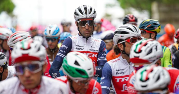 Il Giro d’Italia minacciato dai contagi e il sottile filo rosa su cui si regge la corsa