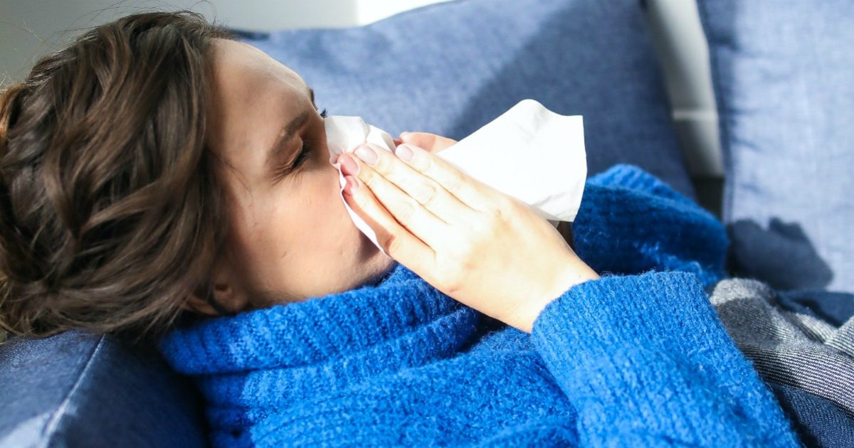 Come distinguere il raffreddore dal Covid-19: dai sintomi alle modalità di contagio