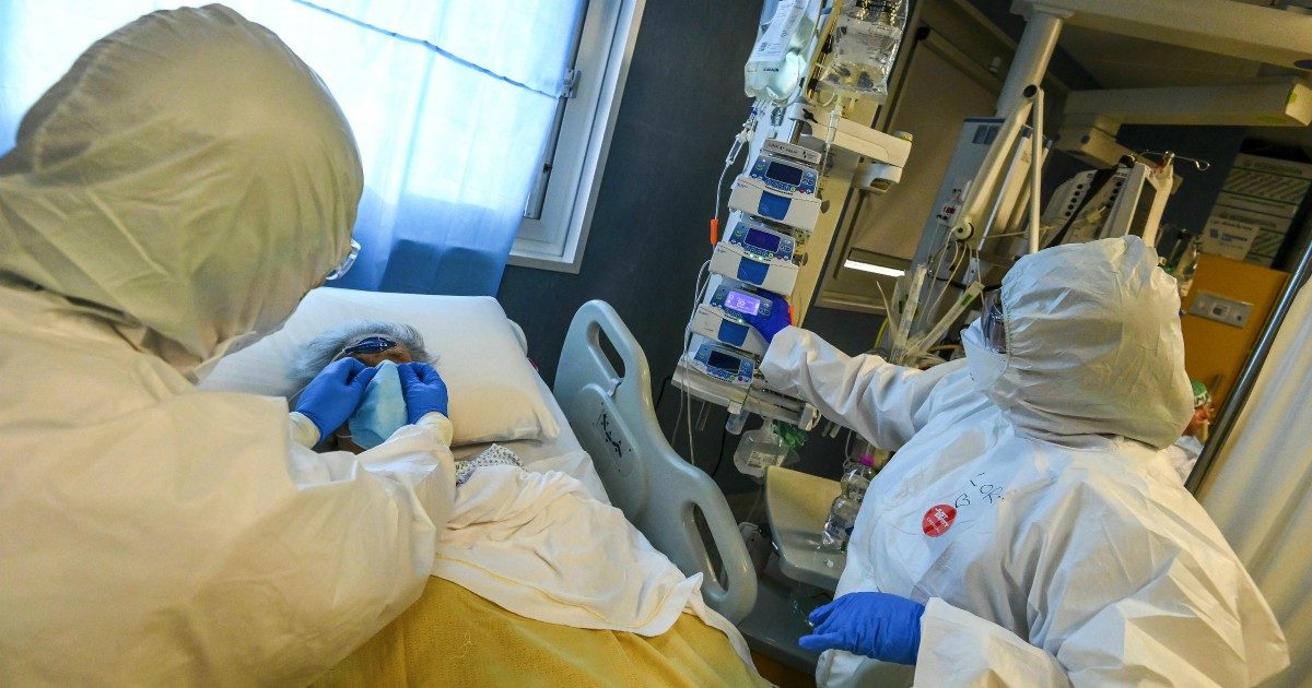 La Campania si prepara alla fase critica: “Obiettivo 1.651 posti Covid”. Ma il piano è già in ritardo. E in 15 ospedali sospesi ricoveri e interventi