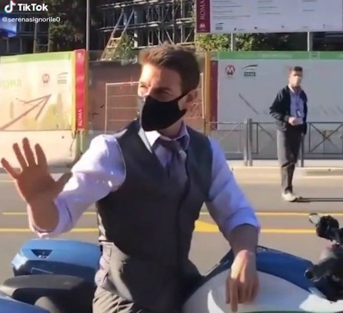 Tom Cruise monta in sella a una moto della polizia (senza casco), ma è il set del nuovo film. Il video girato a Roma dai fan