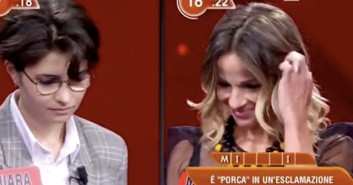 L’Eredità, la domanda di Insinna: “È “porca” in una esclamazione”. La concorrente resta pietrificata e sui social: “Ma è una bestemmia?”