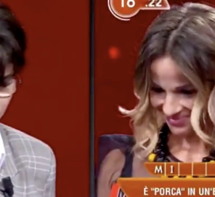 L’Eredità, la domanda di Insinna: “È “porca” in una esclamazione”. La concorrente resta pietrificata e sui social: “Ma è una bestemmia?”