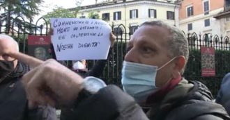 Copertina di Tensione al ghetto di Roma, gli urtisti contestano la Raggi. Poi tolgono la corona di fiori deposta per l’anniversario della deportazione- Video