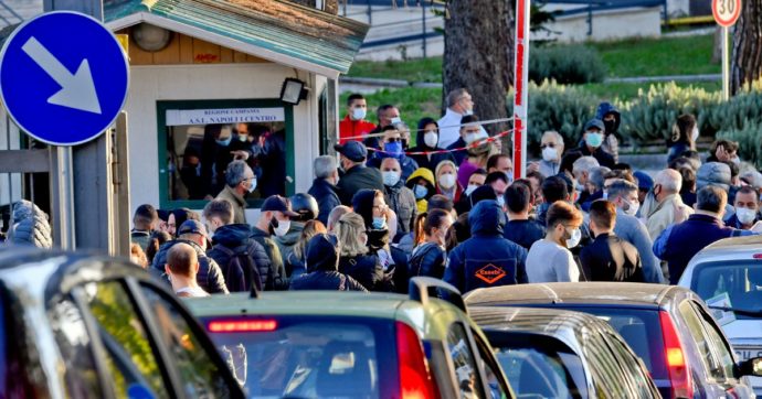 Reparti Covid già pieni al 90% e De Luca chiude ancora le scuole