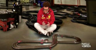 Copertina di Crozza e le rivelazioni del team manager Ferrari: “Il Gran Premio mi fa venire sonno, tutte le auto fanno lo stesso rumore. A parte le nostre…”