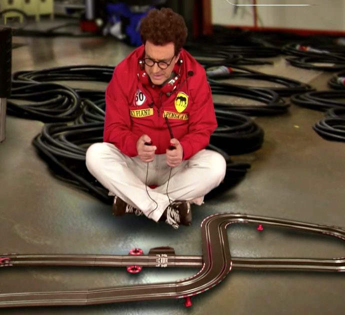 Crozza e le rivelazioni del team manager Ferrari: “Il Gran Premio mi fa venire sonno, tutte le auto fanno lo stesso rumore. A parte le nostre…”