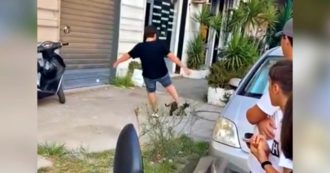 Copertina di Napoli, dà un calcio a un gatto per strada e lo uccide: il video finisce sui social, due minori denunciati