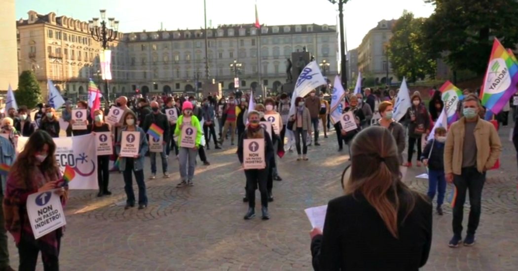 Ddl Zan, Torino in piazza contro l’omotransfobia: “Non si scenda a compromessi sulla legge”
