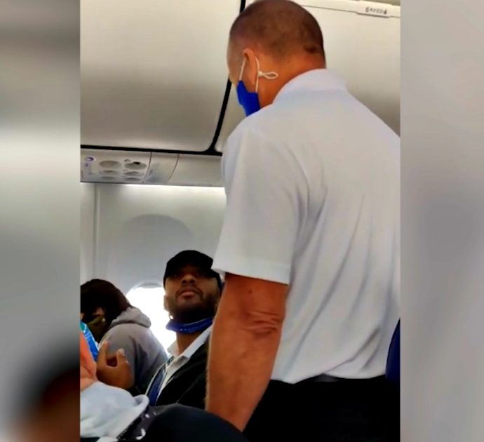 Supporter di Trump cacciato dall’aereo: “Non voleva indossare la mascherina”. Il video che divide