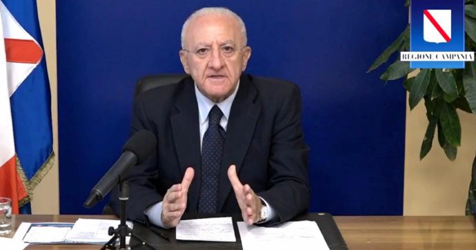 Luigi De Magistris: “Studenti a spasso, De Luca ha fallito e ora si arrende”